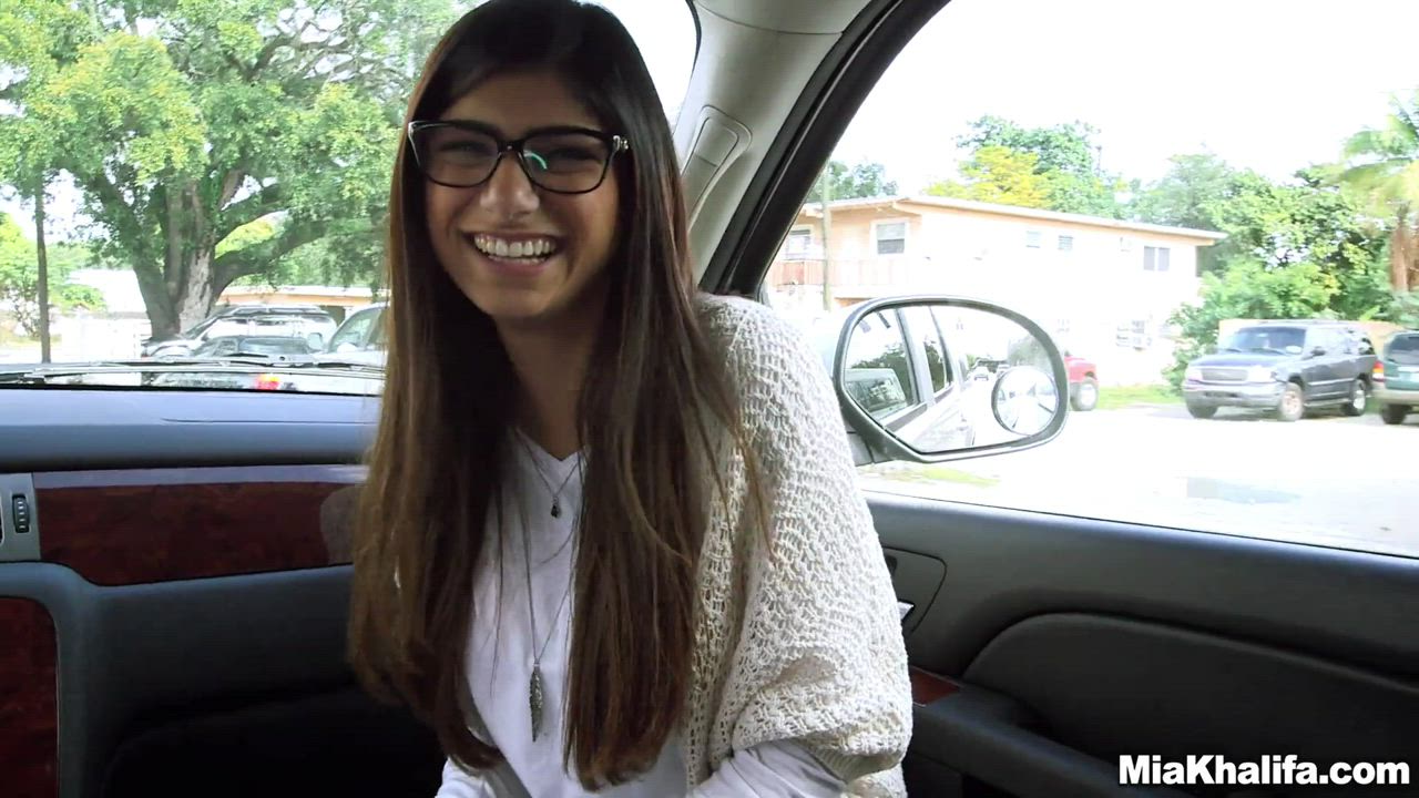 Mia Khalifa - Mia Khalifa Tries A Big Black Dick : video clip