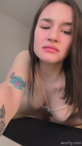 Brunette hottie films herself while getting fucked from behind : video clip
