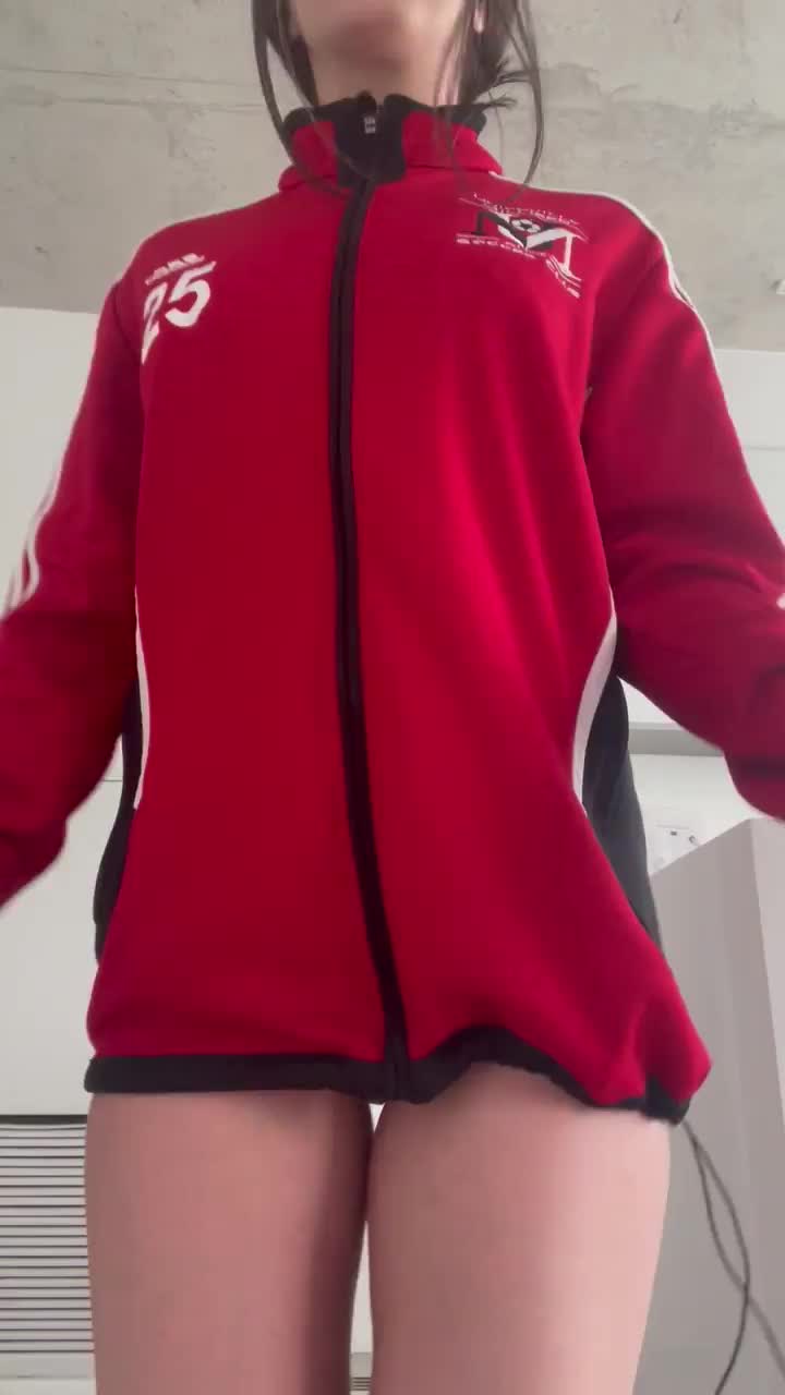 Hiding something tight busty & petite under this sweater : video clip