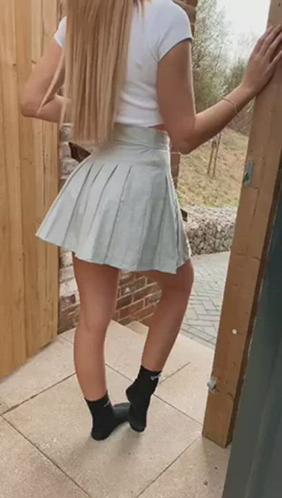 If you were my neighbour would you knock on my door? : video clip