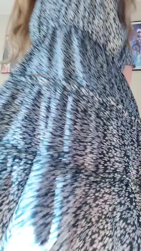 I want to show you what's under my dress : video clip