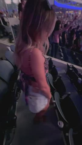 I’m always pulling my tits out : video clip