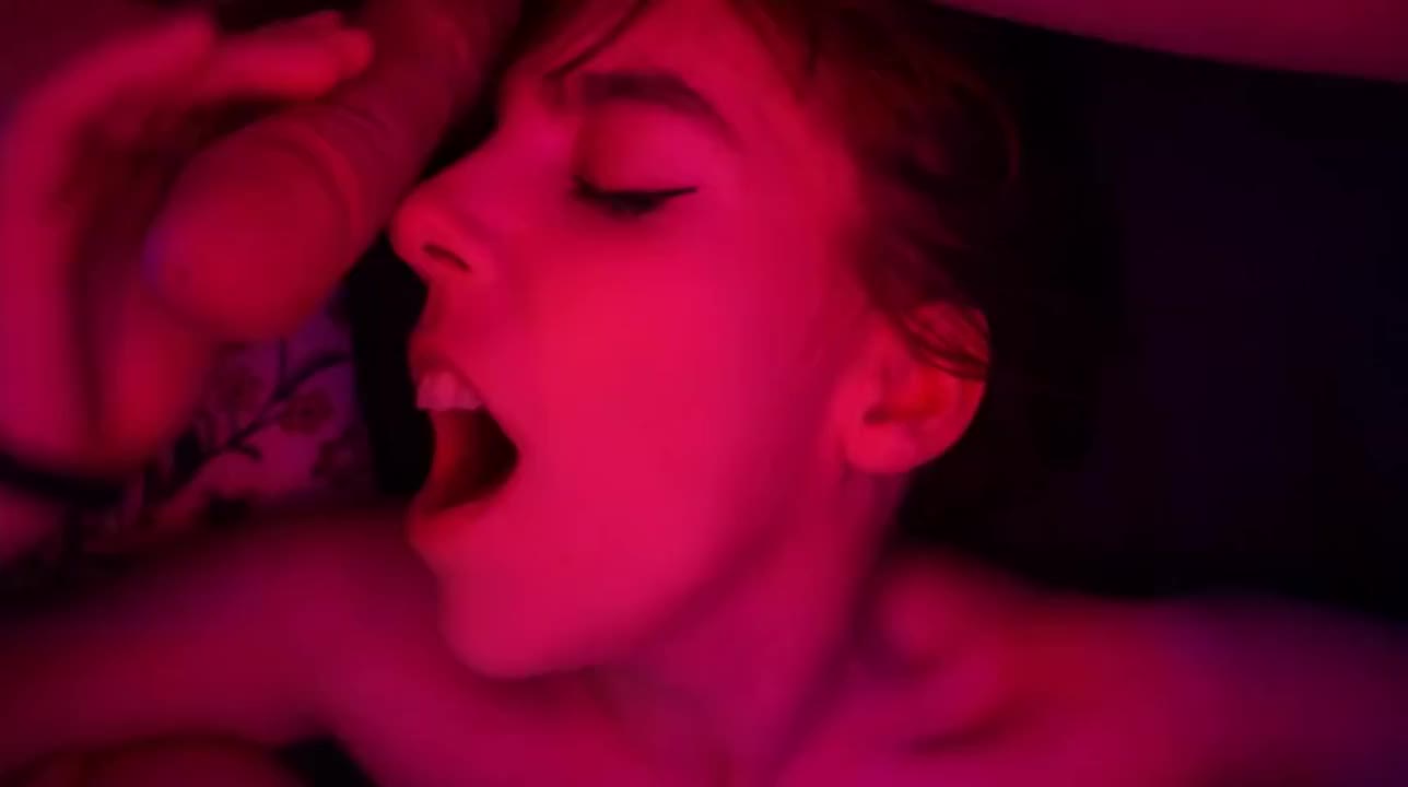 I just met him but he had no issue spreading my legs and fucking my pussy in front of hubby : video clip