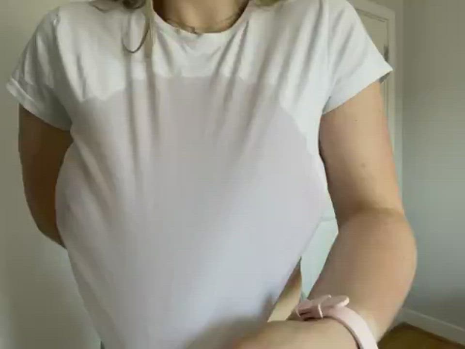 I love bouncing my big wet titties for you xoxo : video clip
