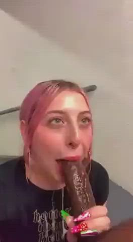 Who is this girl, I think she was previously blonde. : video clip