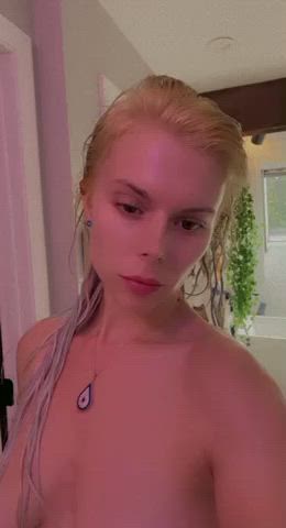 28 year old hotwife out of the shower, natural and ready to be bred : video clip