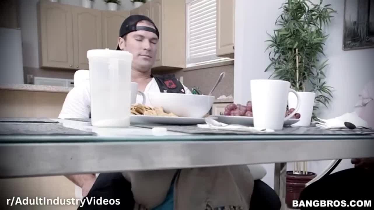 BangBros - Julianna Vega - Mia Khalifa is cumming for dinner : video clip