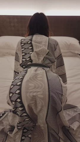 Breed me in my hotel room... : video clip