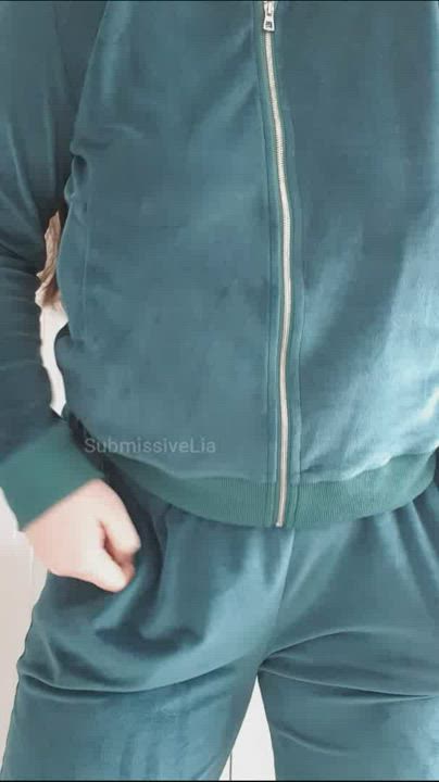 Quick, no time to explain, drop your pants and let me show you how stacked I am before you proceed... : video clip