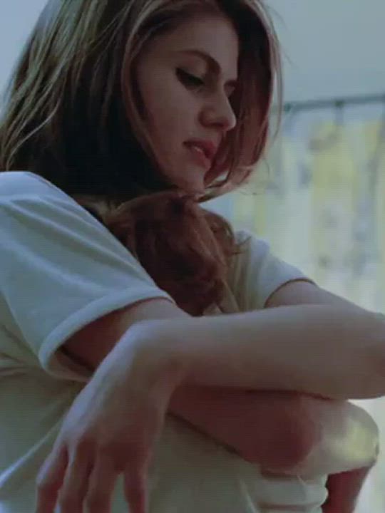 Alexandra Daddario has a great set of tits. : video clip