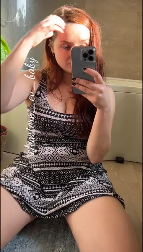 Ive got something for you underneath this skirt : video clip