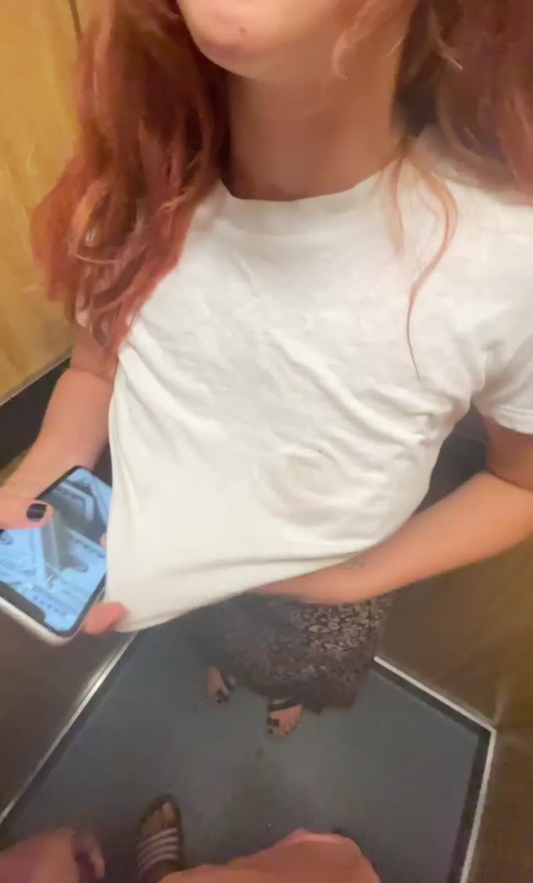 I gave my neighbor a gif before the elevator opens : video clip