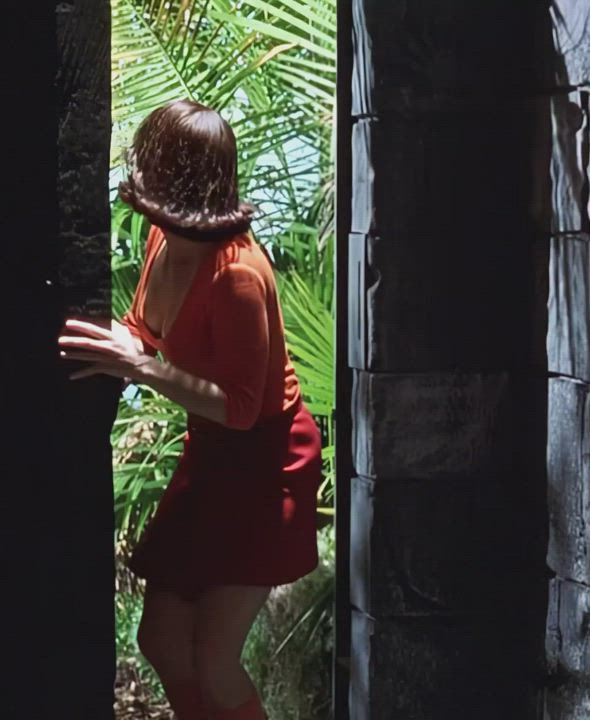 While the rest of the gang is off solving the mystery I'd be getting jinky with Velma! [Linda Cardellini] : video clip
