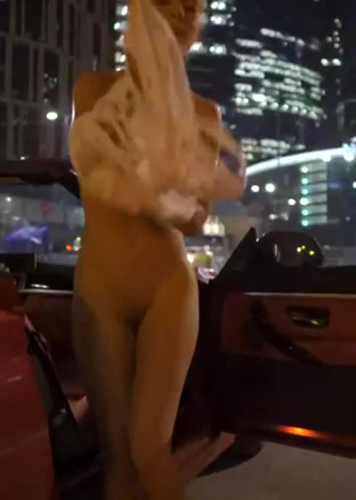 Cute Blonde Changing In Public : video clip