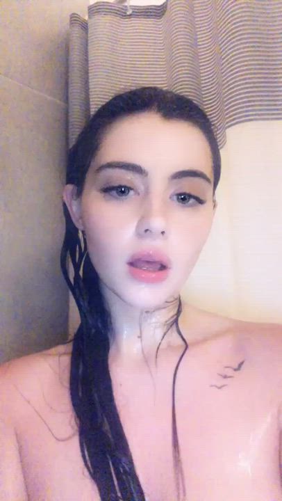 Wet Babe Alert : video clip