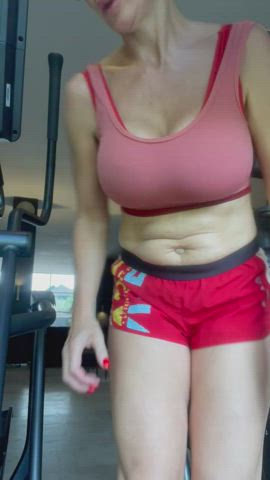 Are there any guys who prefer older women?F(50) : video clip