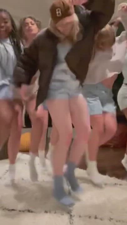 Billie's massive tits bouncing : video clip