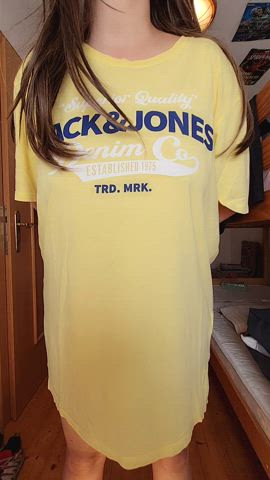 Very Curvy Housewife Stripping out of XXL T-shirt [f][51, mom of 1] : video clip