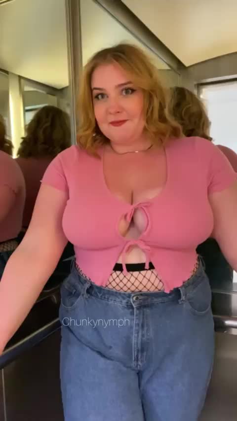 Flashing my huge tits in an elevator : video clip