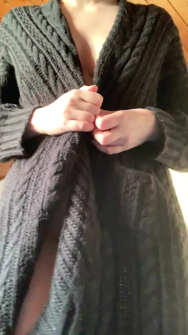 I think that this is the good outfit for our first date! : video clip