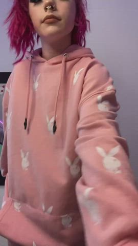 Pink haired playboy bunny strips off her big hoodie : video clip