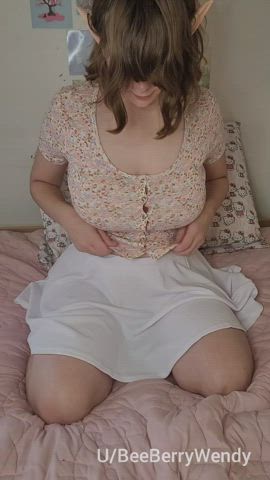 So big my top can barely keep them in : video clip