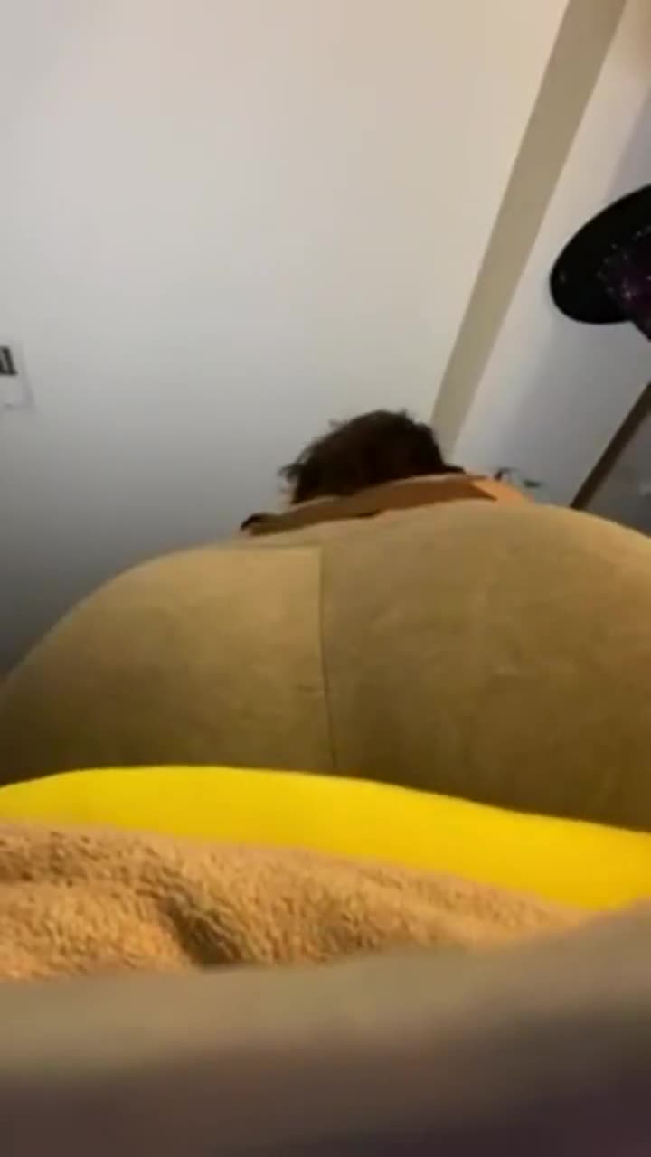 Edging on my pillow : video clip