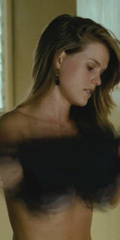 Alice Eve has a perfect pair : video clip