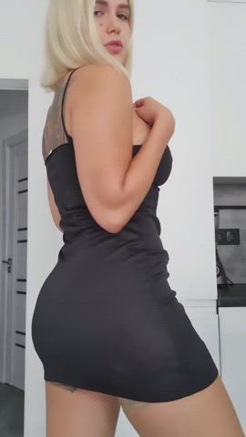 reveal body from behind : video clip
