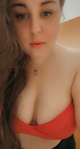 When you see me at the beach, chant "Drop that top!" : video clip