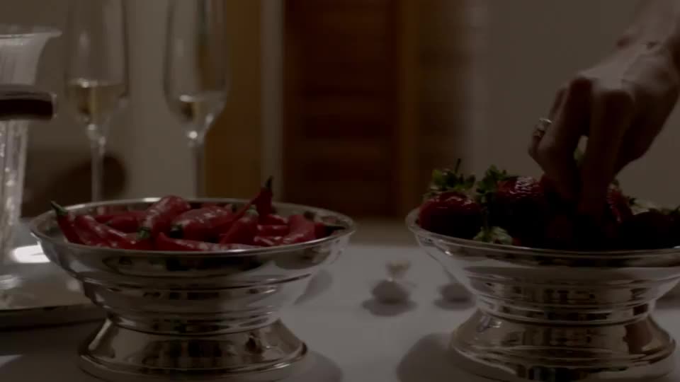 Juliana Schalch hot action in bed & bath in HBO Brazil series O Negócio (2013) : video clip