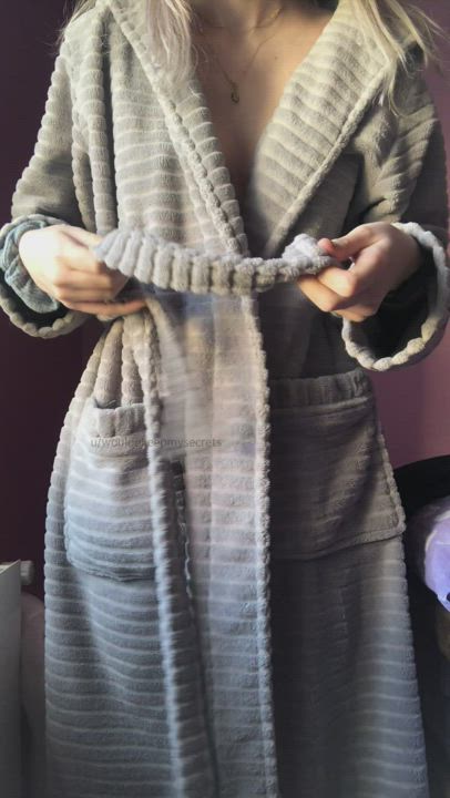 This is what I hide under my robe 🙈 : video clip