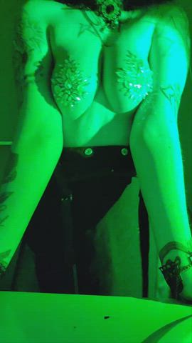Shake those razzle dazzle maracas 😌 : video clip