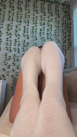 i’ll hold my legs like this while we fuck : video clip