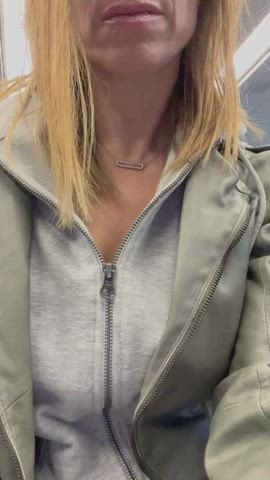 Airport shenanigans [GIF] : video clip