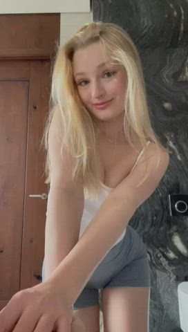 I wanna wrap my thighs and curvy ass around your neck : video clip