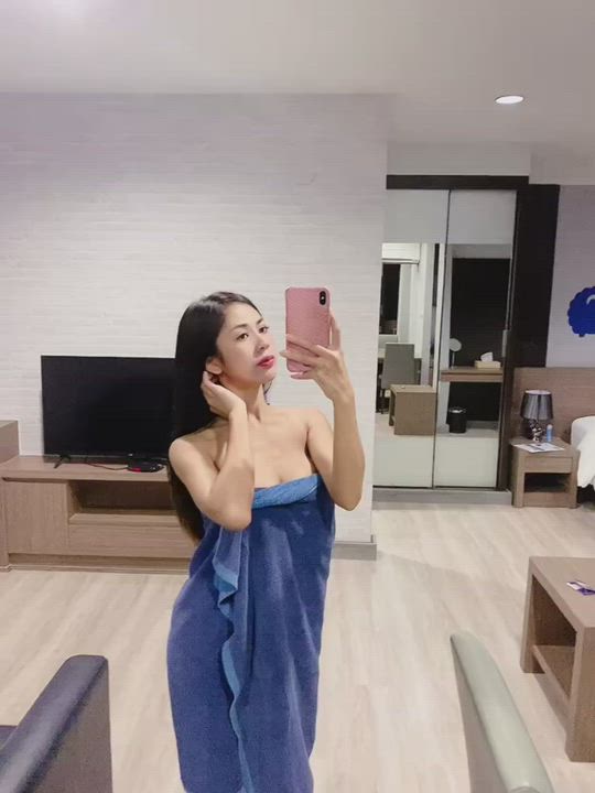 if even one guy wants me to drop my towel, i will masturbate tonight 😇 : video clip