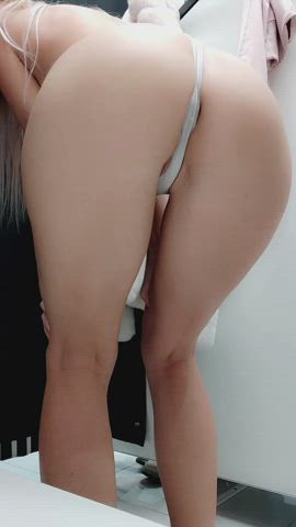 Me changing in the dressing room : video clip