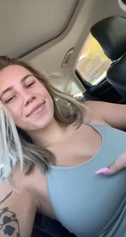 Love flashing in the car : video clip