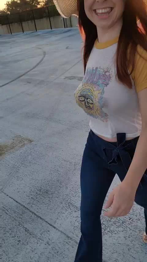 Little flash on the way to the car [gif] : video clip