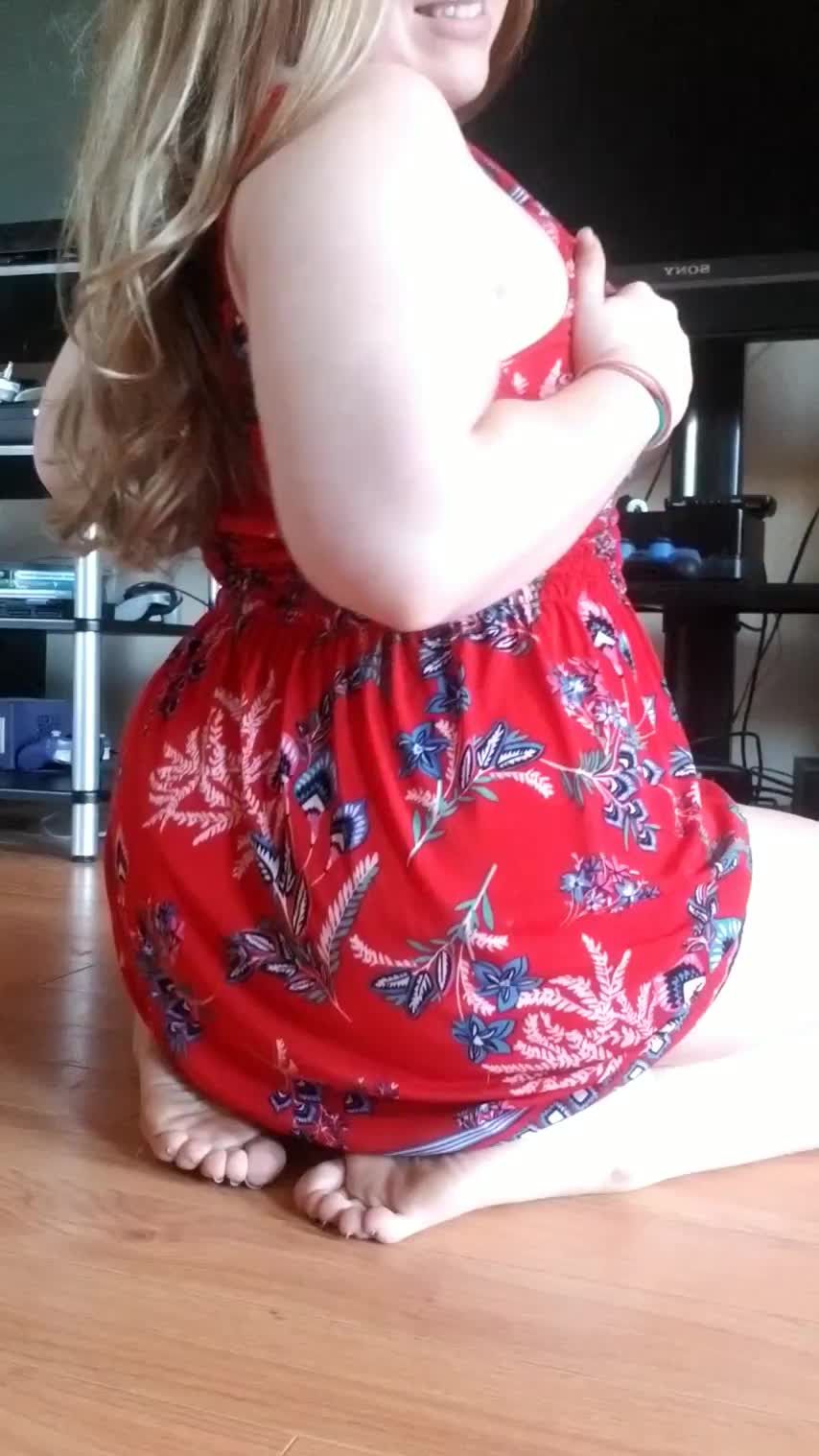 Your naughty gamer next door wants you to come play : video clip