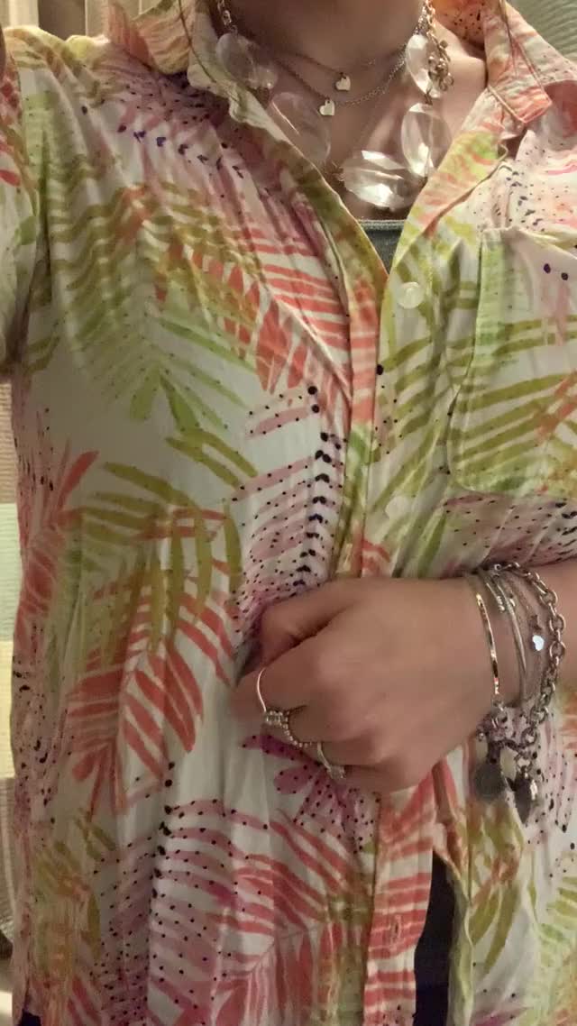 Love the way my big beauties drop out 👀 : video clip