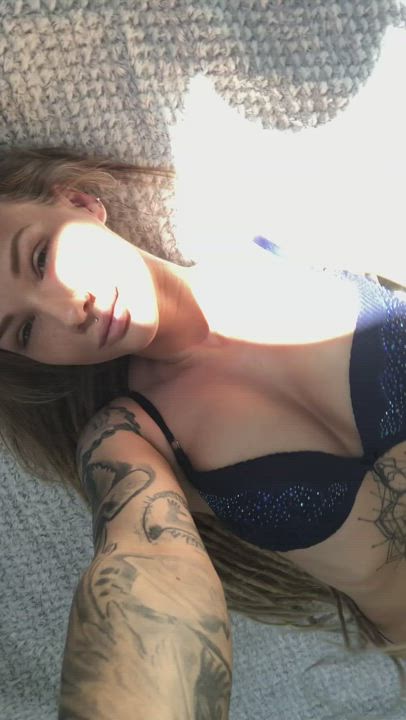 I like how the rays of the sun caress my body : video clip
