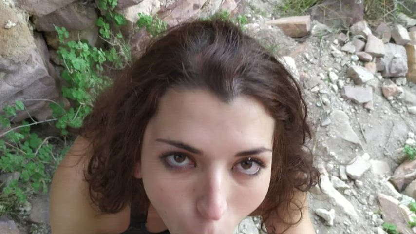 Hottie Deepthroats in public : video clip