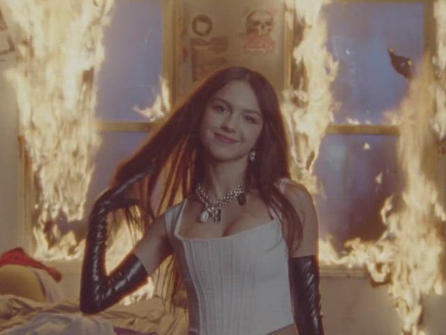 Olivia Rodrigo sexy sexy : video clip