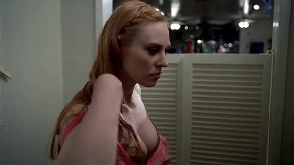 Deborah Ann Woll Cleavage : video clip