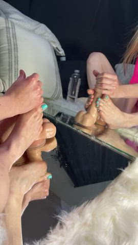 Oily footjob in a mirror : video clip