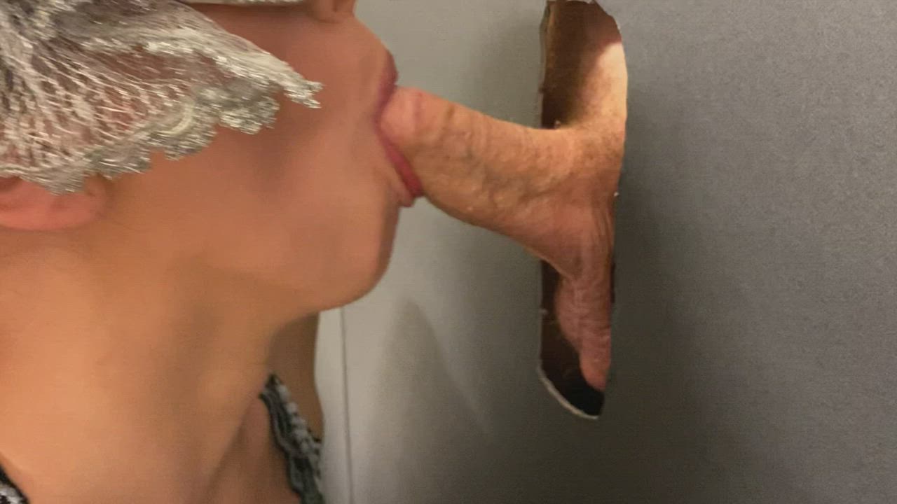 Gloryhole bj finish with pearl necklace : video clip