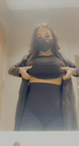 Titty drop and bounce at work : video clip