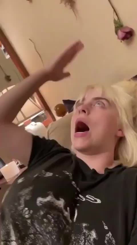 Billie Eilish boob bounce : video clip